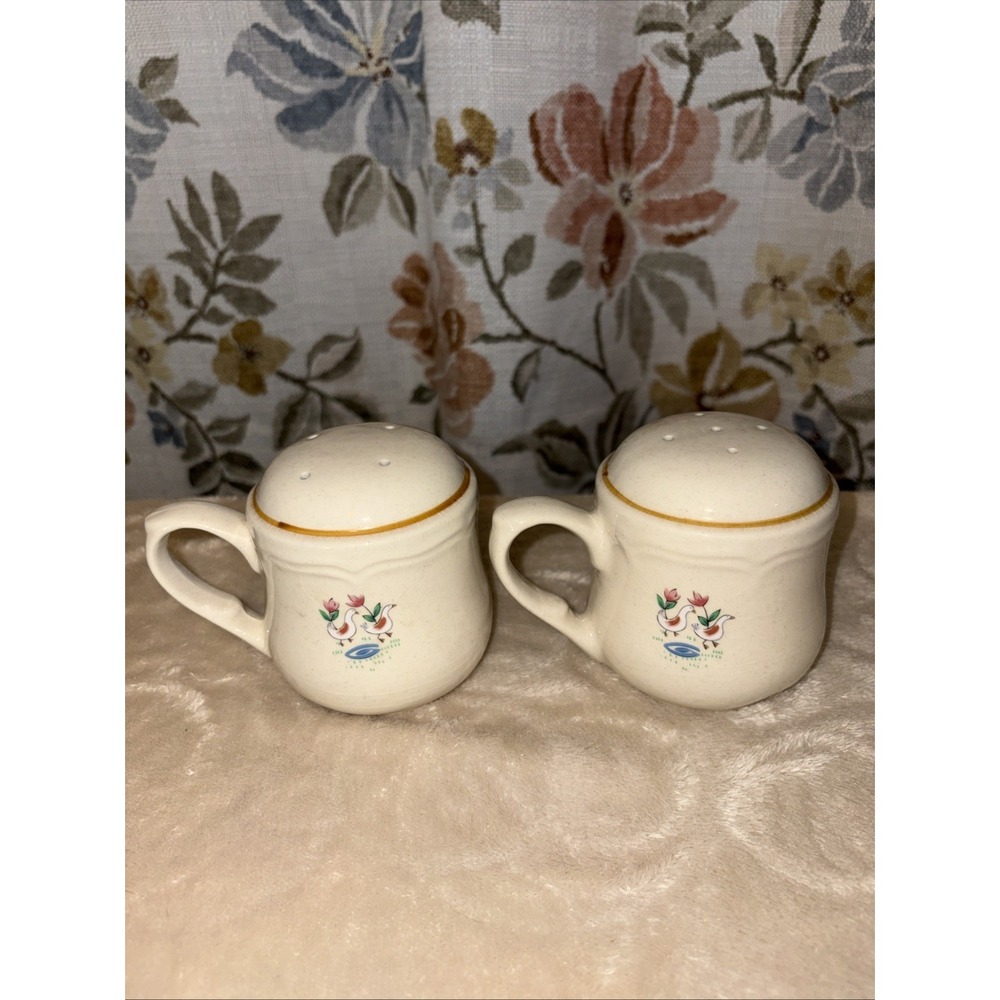 Vintage International Heartland Handled Salt and Pepper Shakers. - Picture 2 of 4